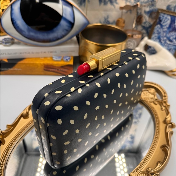 🆕 LULU GUINNESS 🧿 NWOT Carrie Box Clutch with Lipstick Fastening, Lips Print - Picture 4 of 15